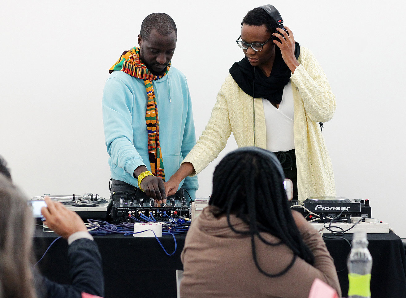 Robert Machiri and Memory Biwa performing, 2017